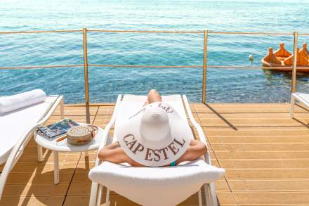 Cap Estel plage privée transats · Hôtel Plage Privée Côte d'Azur