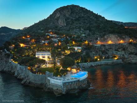 Cap Estel Hotel Vue d'ensemble nuit · Hôtel Spa Eze
