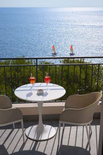 Cap Estel Plage privée transats · Hôtel Plage Privée Côte d'Azur