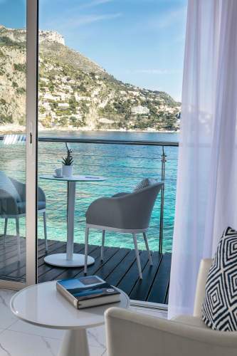 Terrasse ·<br />
Hôtel Côte d'Azur Pieds dans l'eau<br />