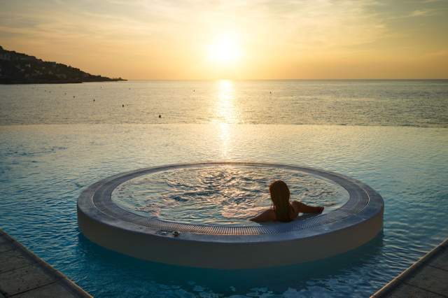 Cap Estel Plage Transats · Hôtel Luxe Côte d'Azur